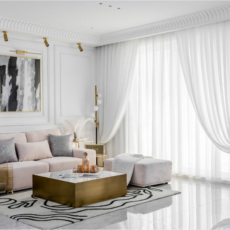 Kako lahko navadne prosojne zavese spremenijo ambient in funkcionalnost vašega doma?